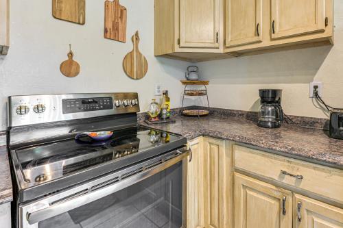 Cozy & Cute Crystal City Home: Shaded Deck w/ BBQ in Kristalsitija (TX)