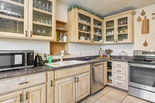 Cozy & Cute Crystal City Home: Shaded Deck w/ BBQ in Kristalsitija (TX)