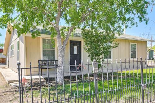 Cozy & Cute Crystal City Home: Shaded Deck w/ BBQ in Kristalsitija (TX)