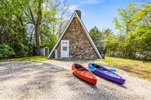 Romantic A-frame HeartJacuzzi Firepit Kayaks