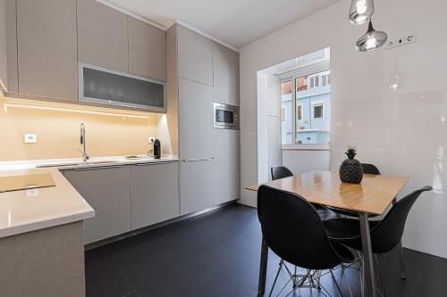 Cortes Apartment in Lisbon Historic Neighborhood - image 3