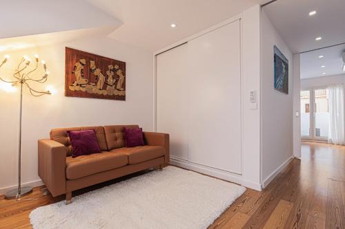 Cortes Apartment in Lisbon Historic Neighborhood - image 9