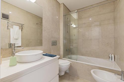 Cortes Apartment in Lisbon Historic Neighborhood - image 7