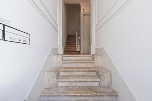 Cortes Apartment in Lisbon Historic Neighborhood - image 8
