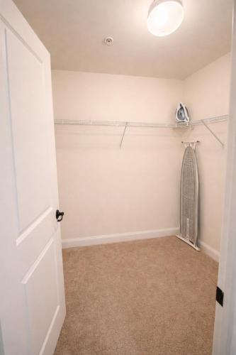 Private Room Near Fort Meade, DC & Baltimore Free Parking & WiFi in 格蘭伯尼