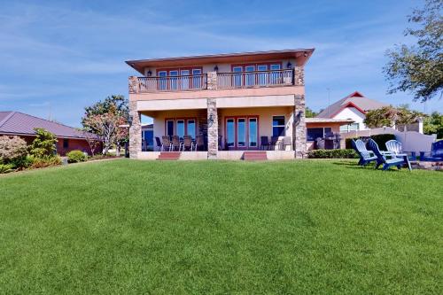 A szálláshely kívülről, Dog-Friendly Lakefront Home with Private Dock & Beach - Snowbirds Welcome in Lake Placid (Florida)