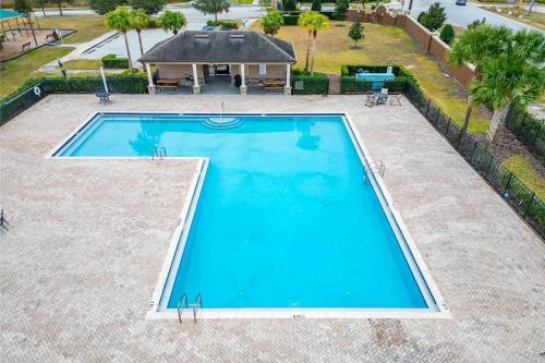 Cozy townhouse with private screened patio & community pool – near theme parks
