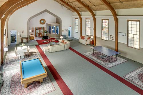 Walk to Clear Lake! Converted Church w/ Game Room in 拉克波特
