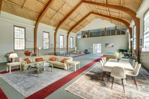 Walk to Clear Lake! Converted Church w/ Game Room in 拉克波特