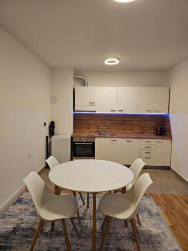 virtuve, Sweet Spot, Large Flat with Free Parking, between Sarajevo and Bosnian Pyramids in Visoko, Fits 6 in Podlugovi