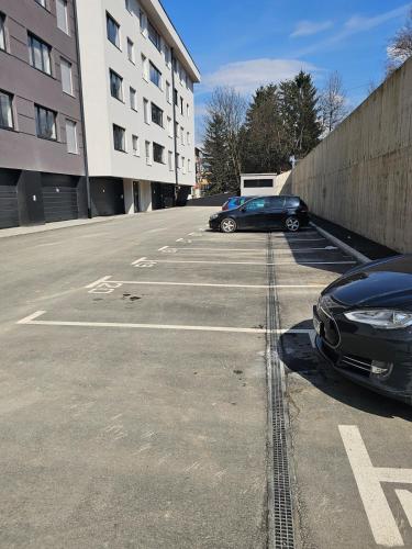 Sweet Spot, Large Flat with Free Parking, between Sarajevo and Bosnian Pyramids in Visoko, Fits 6 in Podlugovi