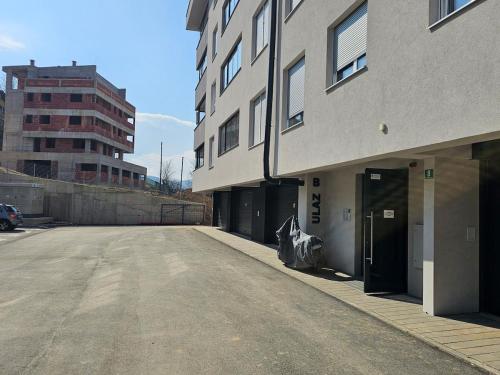 Sweet Spot, Large Flat with Free Parking, between Sarajevo and Bosnian Pyramids in Visoko, Fits 6 in Podlugovi