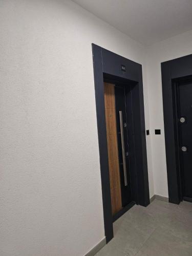 Sweet Spot, Large Flat with Free Parking, between Sarajevo and Bosnian Pyramids in Visoko, Fits 6 in Podlugovi