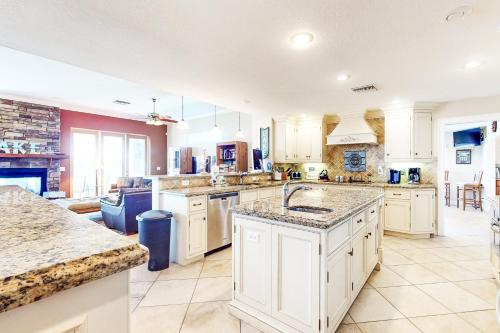 Létesítmények, Dog-Friendly Lakefront Home with Private Dock & Beach - Snowbirds Welcome in Lake Placid (Florida)