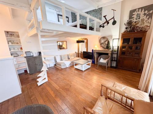 8 Historic Latin Quarter Flat Walk to Louvre & Metro
