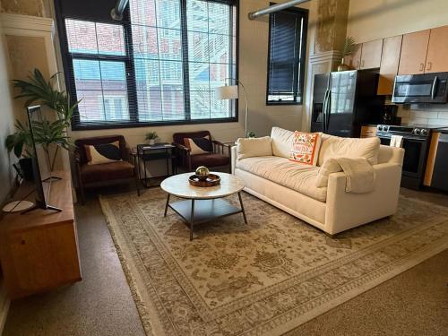 Modern Downtown Loft on Gay St in Knoxville, USA