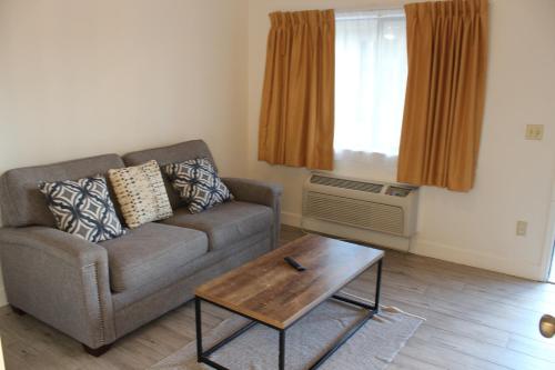 Miners Inn Room Type - Luxury King Room