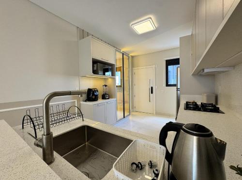 Invictus Residence 204 – Apartamento amplo com ar-condicionado em todos os cômodos localizado próximo a comércios e a apenas 250 metros da praia - image 3