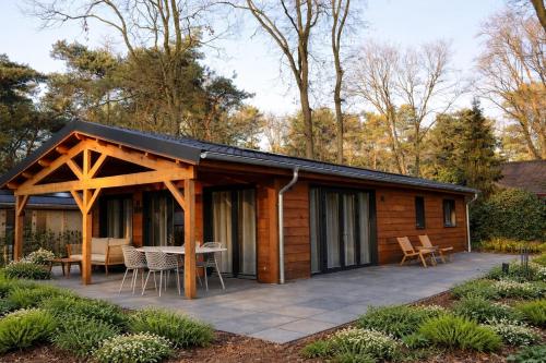 Dārzs, Luxe houten wellness boshuisje met Sauna in Peel en Maas