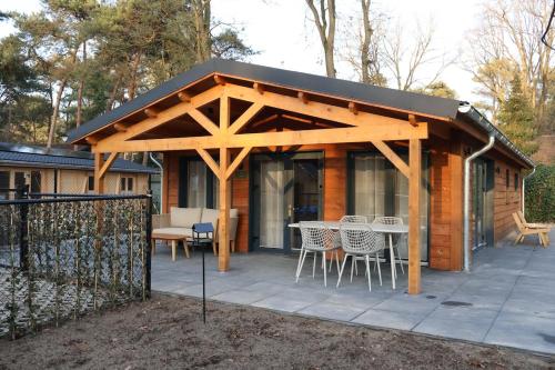 Luxe houten wellness boshuisje met Sauna in Peel en Maas