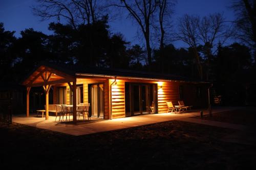 Luxe houten wellness boshuisje met Sauna in Peel en Maas