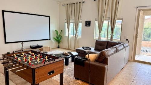 4bed 2bath Retreat - 120inch Theater