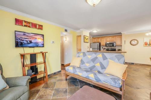 Cozy Condo Near Downtown Shared Pool and Hot Tub - image 3