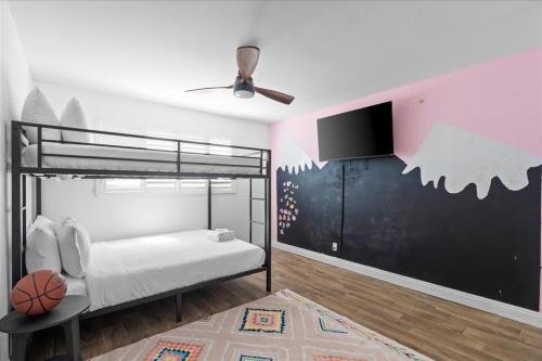 Villa Sorriso Stylish 3BR Home with Backyard Fun - image 2