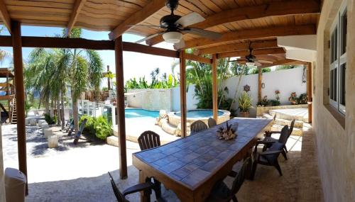 Jobos Beach House - Steps from the beach! in San Antonio (PR)