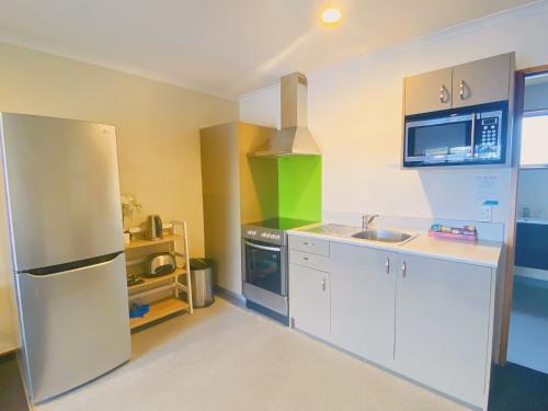 Kitchen, Admiral Court Motel and Apartments in Invercargill