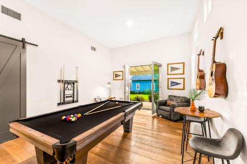 Surf and Style Chic Modern Farmhouse Guest Suite in Encinitas, USA
