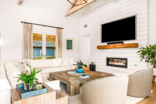 Surf and Style Chic Modern Farmhouse Guest Suite in Encinitas, USA