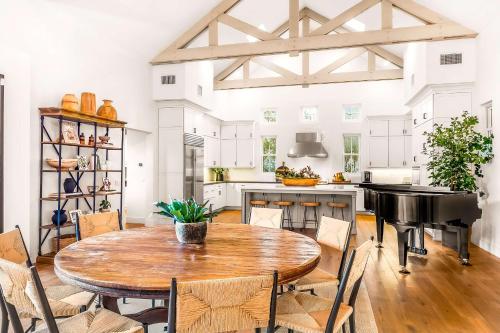 Surf and Style Chic Modern Farmhouse Guest Suite in Encinitas, USA