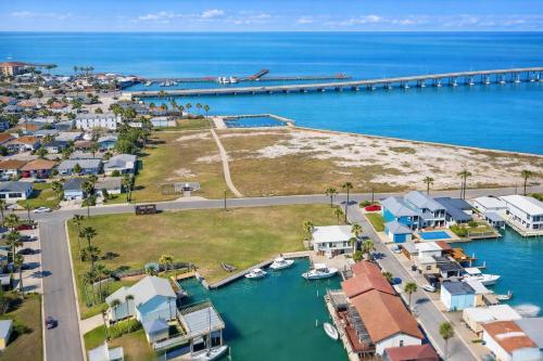 Channelfront - Dock - Fishing - BBQ - Deck home