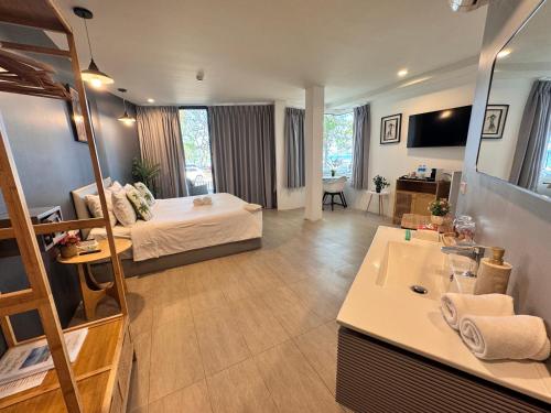 room detail thumbnail 1