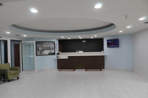 Lobby, Burgundy Inn & Suites in El Paso (IL)