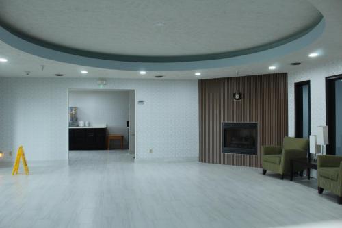 Lobby, Burgundy Inn & Suites in El Paso (IL)