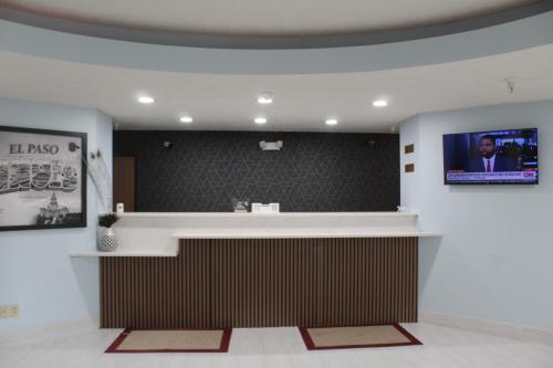 Lobby, Burgundy Inn & Suites in El Paso (IL)