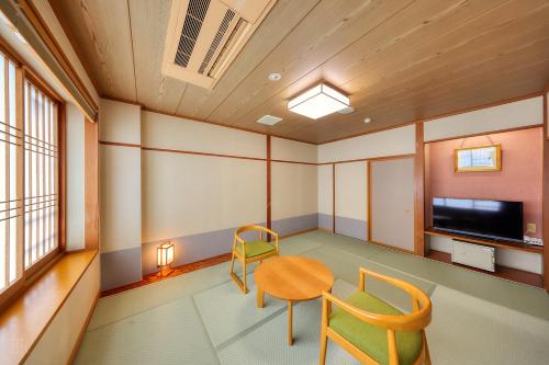 room detail thumbnail 2