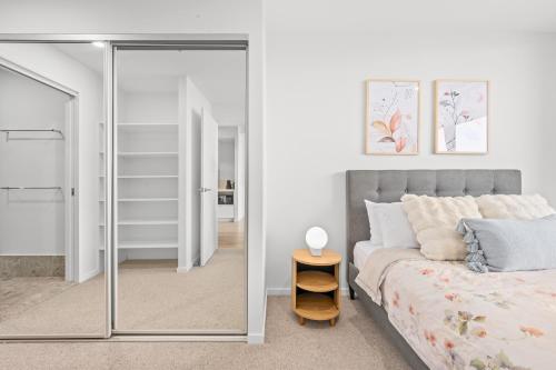 Chic Woden 1BR Near HospitalPool Gym n Parking - image 4