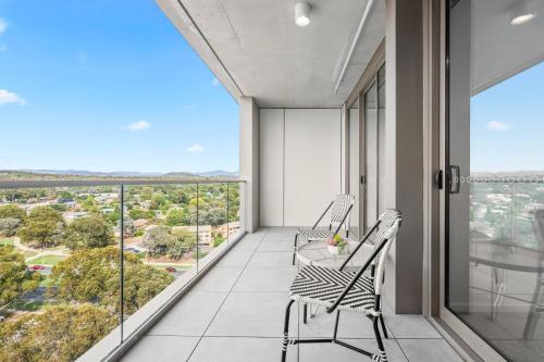 Chic Woden 1BR Near HospitalPool Gym n Parking - image 5