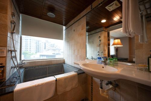 room detail thumbnail 2
