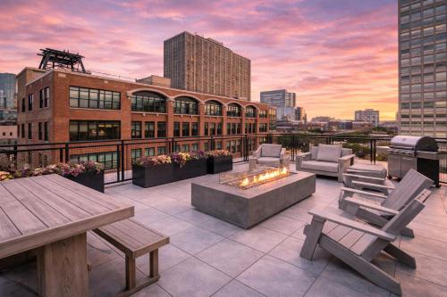 Modern 2BR South Loop Gem Near McCormick Place, Navy Pier, Adler Planetarium & Columbia College – khách sạn tại McCormick Place