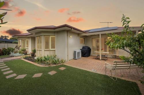 Incredible Location - Steps to Torquays Cafes and Beaches - Pet Friendly