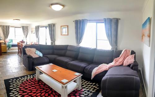 Riverview Coastal Retreat Sleeps 6 Walk to Beach Great Ocean Road in Peterborough