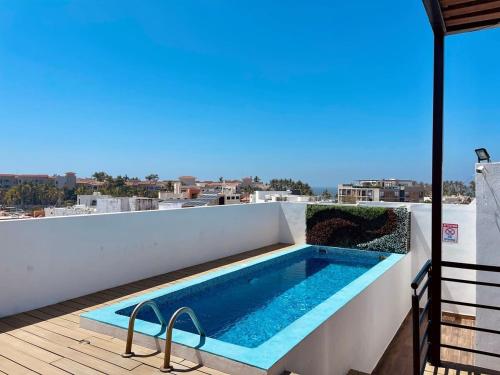 Rooftop Pool Apartment 3 Blocks to Beach