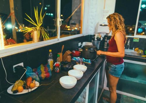 virtuve, Hostel KIWi Montañita (Hostel KIWi Montanita) in Montanita