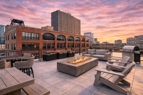 McCormick Place magnificent 2br-2ba with Optional Parking, Patio, Gym access that sleeps 6 in Chicago, USA