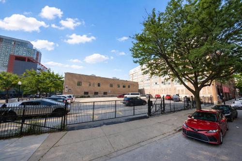 McCormick Place 2br-2ba with Optional Parking,Patio,Gym for 6 guests in Chicago, USA