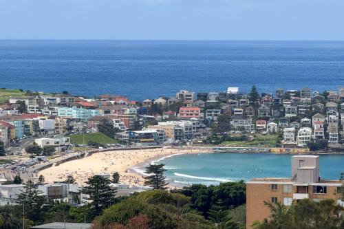 'Bondi Fairview' Coastal Panorama with Balcony - image 35